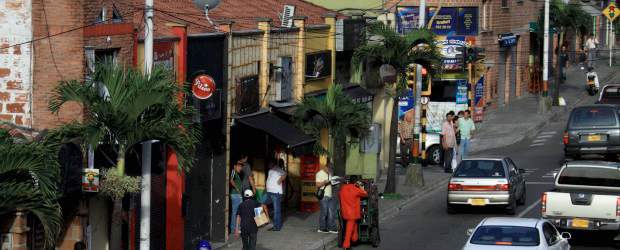 Víctimas de Guanteros claman que no las olviden | Henry Agudelo Cano | Después de un año de la masacre de Guanteros, el sector recupera su actividad comercial. Los administradores de los bares y discotecas del sector afirman que fue muy complicado mientras las personas recuperaban la confianza en la zona rosa del municipio.