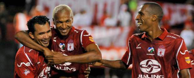 América venció al Tolima y se metió entre los ocho | Colprensa | El veterano zaguero Bélmer Aguilar (centro) fue el autor del único gol del compromiso.