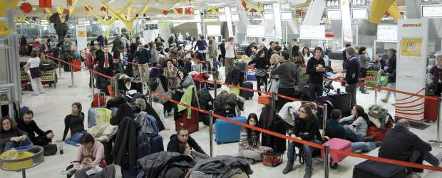 Controladores aéreos de España empiezan a volver al trabajo | AP | El paro ha dejado varados a miles de pasajeros en un fin de semana festivo.