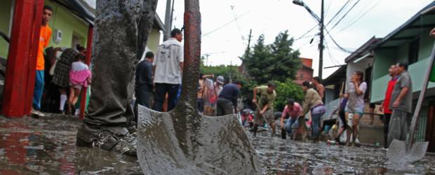Invierno en el país deja 22 personas muertas | Esteban Vanegas | Los fuertes aguaceros caídos en Medellín han causado varias emergencias por inundaciones.