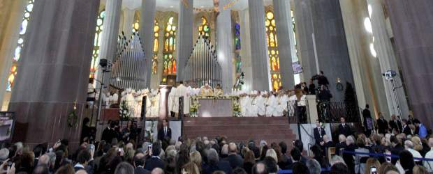 Color nacional en visita papal a Barcelona | Paola Andrea Cardona | Tanto en el templo modernista de la Sagrada Familia de Barcelona como en los alrededores de la ciudad catalana, miles de personas se reunieron para ser testigos de la ceremonia que presidió el Papa Benedicto XVI.