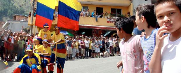 Comuna 6 borró fronteras invisibles en transbordador | Manuel Saldarriaga | El amor por la patria se reflejó en este carro, cuyos ocupantes vestían ropas con los colores de la bandera nacional. En el festival se vieron carros que rodaron hasta con 14 personas a bordo despertando risas y aplausos de la comunidad, que salió en masa a gozar el evento.