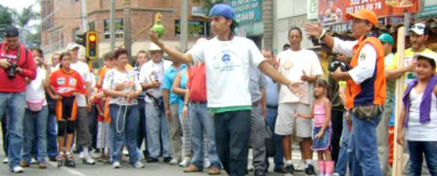 Envigado coronó a la Gobernación de Antioquia en Testimonio Deportivo | Cortesía Fedelian | El parque principal de Envigado y sus alrededores se llenaron de juegos tradicionales como la pirinola y los zancos que cerraron Testimonio Deportivo.