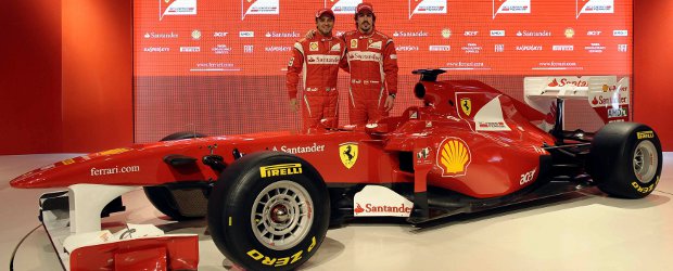 Ferrari presentó el F150, un monoplaza que rompe con el pasado | Reuters | El español Fernando Alonso y el brasileño Felipe Massa, posan para la foto al lado del F150.