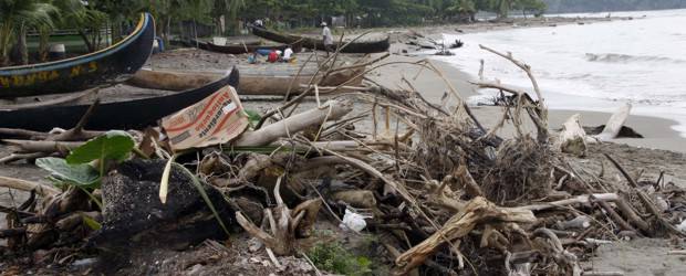 Acandí, un paraíso que se desmorona Los compromisos del Alcalde | Jaime Pérez, Acandí, Chocó | Las playas de Acandí solo las limpian a final de año o en Semana Santa, cuando llegan los turistas. El resto del año, muchos utilizan este espacio para llevar la basura.