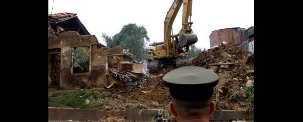 Retroexcavadora en Niquitao | Henry Agudelo | En un verdadero basurero y consumidero de alucinógenos, día y noche, se había convertido este lote en Niquitao. Aledaño hay un colegio y varias casas y la gente presenciaba escenas nada sanas para un sector que quiere salir del olvido.