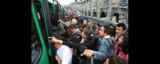 Colprensa, Bogotá | Desde hoy Transmilenio contará con una nueva ruta para atender la contingencia y se asignarán más buses articulados. La Alcaldía ordenó la libertad de rutas y permitirá que los taxis funcionen como colectivos.