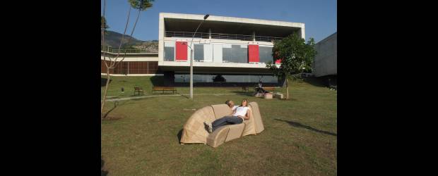 Ambientes acogedores para todos | | Los mobiliarios urbanos son piezas con conceptos y criterios muy claros. Buscan servir y al mismo tiempo son espacios amenos y divertidos.