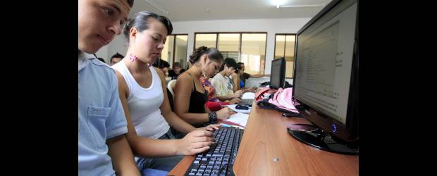 Barbosa, cálida y educada | Jaime Pérez | La Torre Social sirve de sede para los 40 programas que se ofrecen gracias a los convenios con instituciones de educación superior. El edificio fue adquirido por la Alcaldía, con el ahorro de los gastos de funcionamiento, por 800 millones de pesos.