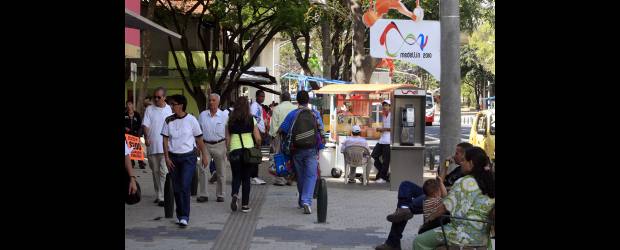 Turistas y deportistas, la 70 los espera con su bulevar | Jaime Pérez | Además de las obras hechas en la Unidad Deportiva, el bulevar de la carrera 70 fue otra de las apuestas de la Administración con motivo de los Juegos Suramericanos. Éstos ya llegaron y los comerciantes esperan que les vaya muy bien.