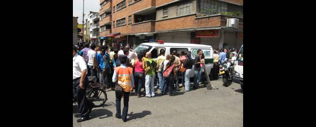 Asesinaron a taxista y su pasajero | Édgar Walter Arias | Centenares de curiosos se congregaron alrededor del sitio donde ayer se realizaban los levantamientos de las personas muertas a bala en el Centro.