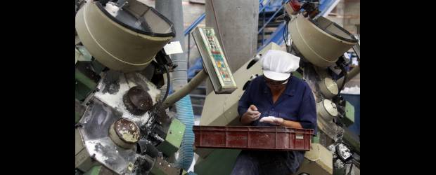 Indubotón: ya son 50 años de innovación | Julio César Herrera | Indubotón nació hace 50 años. Hoy trabaja a partir de tres líneas, botones de poliéster o tagua, una división de accesorios y de servicios láser.