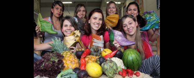 La huerta se lleva en los zapatos | Manuel Saldarriaga | Los estudiantes del módulo diseñaron toda una colección de bolsos y zapatos a partir del concepto de la huerta. En sus manos hicieron realidad un par de zapatos y un bolso. La idea principal es ser muy conceptuales, pero también que se puedan usar de inmediato, sin que falte la innovación y la diferenciación.