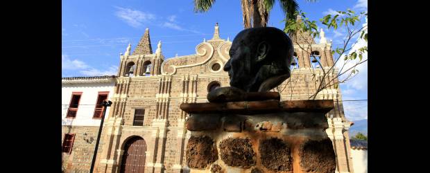 En edición de lujo, conozca 32 pueblos | Donaldo Zuluaga | La ciudad de Santa Fe de Antioquia fue fundada el 4 de diciembre de 1541 por el mariscal español Jorge Robledo. En 1571, según recuerda el periodista Alberto Velásquez Martínez, quedó constituida como primera capital de Antioquia, título que ostentaría hasta 1826, cuando pasó a Medellín.