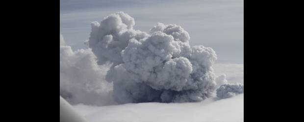 Caos aéreo, el peor de la historia | Ingolfur Juliusson, Reuters - Eyjafjälla, Islandia | Una enorme nube de ceniza procedente del volcán islandés, situado bajo el glaciar de Eyjafjälla, se propagó por Europa ayer por segundo día consecutivo, lo que causó el peor caos en el tráfico aéreo de la historia. Esta situación no se vivió ni siquiera durante los atentados del 11 de septiembre de 2001 en E.U.