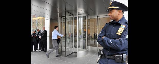 Acusan a Goldman Sachs de fraude civil | AP, Nueva Yok, E.U. | Un nuevo escándalo en un banco de inversión en Estados Unidos sacude los cimientos de la Bolsa de Nueva York. La firma Goldman Sachs deberá responder ante las autoridades por fraude civil por haber omitido un conflicto de interés