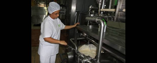 El TLC con Europa: dolor de cabeza en leche y carne | Donaldo Zuluaga | Una de las mayores preocupaciones del sector lechero y ganadero es la eliminación del sistema de franja de precios, que era considerada una protección ante la volatilidad de los precios de la leche en el mercado internacional.
