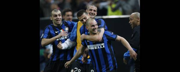 Primer round para el Inter de Mourinho | Luca Bruno, Ap-milán, Italia | El Inter dio un paso importante hacia la final de la Liga de Campeones al vencer 3-1 al Barcelona en el partido de ida. El argentino Diego Milito, el brasileño Maicon y el holandés Wesley Sneijder marcaron los goles del Inter, mientras que Pedro anotó por el campeón. El próximo miércoles se definirá en Barcelona.