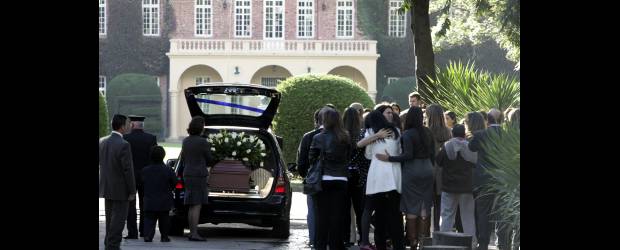 En Bogotá ya despidieron a Lina | Colprensa | El cuerpo sin vida fue acompañado por sus familiares y amigos en la capilla del Gimnasio Moderno, en Bogotá.