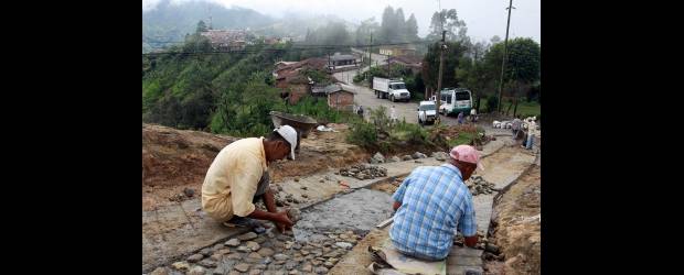 Bienestar social es lo vital | Róbinson Sáenz, Angelópolis | En el sector Arenales, cerca de las casas de Mediaguas, se adecua una vía veredal de unos 245 metros. El municipio tiene varios planes en ese tema.
