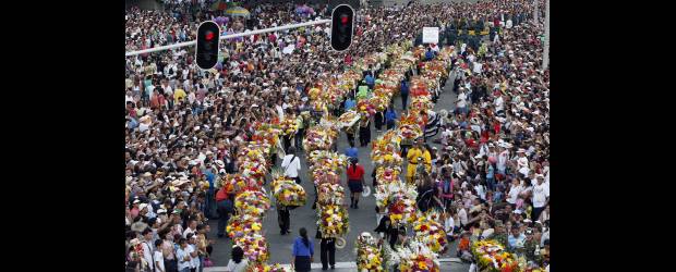 Con caravanas promueven feria | Archivo | Con una promoción dentro y fuera del país, comienza ya la expectativa por lo que será la Feria de las Flores, cuyo tradicional desfile pasa al 8 de agosto.