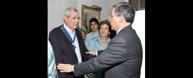 Adolfo Arango recibió Cruz de Boyacá | Cortesia | El empresario Adolfo Arango Montoya, ex presidente de Cementos Argos, recibió la Cruz de Boyacá que le impuso el Presidente de la República, Álvaro Uribe Vélez, por sus ejecutorias empresariales y cívicas.