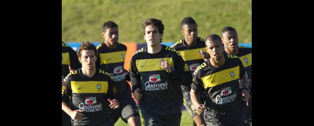 Australia, primera en pisar a Sudáfrica | AP, Felipe Dana-Río De Janeiro-Brasil | Kaká es uno de los jugadores más asediados por los aficionados.