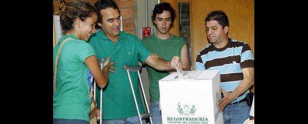 Los vices votaron en Eafit | Jaime Pérez | Fajardo estuvo acompañado por sus hijos Mariana y Alejandro, y por Lucho Garzón y Enrique Peñalosa.