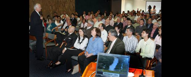 Más voces de apoyo a EPM para Hidroituango | Juan Antonio Sanchez | En la foto, el gerente General de EPM, Federico Restrepo Posada, respondiendo a la pregunta de uno de los asistentes al foro realizado el jueves por EL COLOMBIANO y EL MUNDO, sobre el proyecto Hidroituango. En nombre del Gobernador asistió la directora de Planeación Departamental, Ana Cristina Moreno, su representante ante la Junta de Hidroituango.