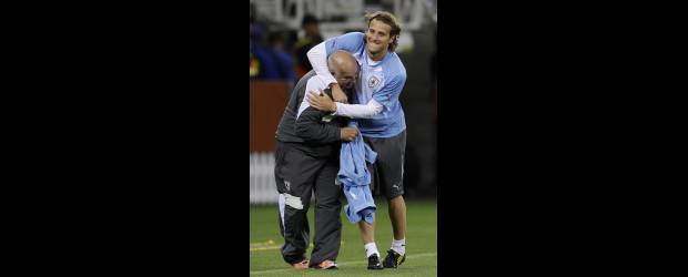 El regreso del "cerebro" anima al equipo celeste | Roberto Candia, AP-Capetown Sudáfrica | Diego Forlán es uno de los principales referentes del fútbol uruguayo ante los ojos del mundo. El delantero del Atlético de Madrid posee mucha experiencia.