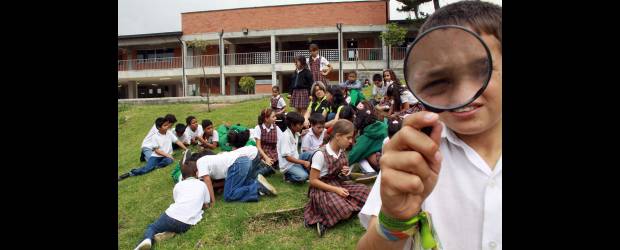 Naturaleza repleta de Travesías | Manuel Saldarriaga | Desde las ventanas mientras reciben clases los estudiantes pueden apreciar el occidente de la ciudad. La mayoría de niños son del sector rural aunque la escuela también atiende población de San Cristóbal.
