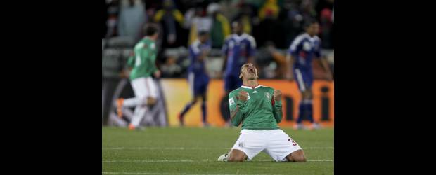 Sudáfrica comprueba el poderío latino | Reuters, Polokwane-Sudáfrica | Unos ríen y celebran -como el mexicano Carlos Salcido.
