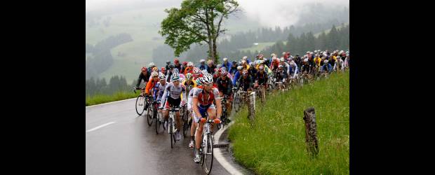 Escarabajos alborotados | Cristthope Bopp, AP | Del lote tira el holandés Robert Gesink, ganador de la etapa de ayer en la Vuelta a Suiza. El antioqueño Urán se refugia dentro de los primeros que llevan chaqueta negra.