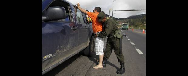 John Vizcaíno, Reuters, Bogotá | En Bogotá (foto) y las capitales de departamento, la Policía estableció retenes para reforzar la vigilancia, en especial en las zonas de acceso. Según el director de la institución, Óscar Naranjo, hay acuartelamiento de primer grado.