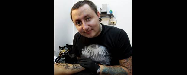 El Pajo tatúa historias | Donaldo Zuluaga | El Pajo está seguro que ser tatuador no puede ser un hobby, debe ser una profesión que hay que estudiar, observar mucho, ir a otros lugares para aprender nuevos trucos, y practicar a diario para ser el mejor. "Todos los días se aprende", es su consejo, y por eso nunca le han pasado "cacharros". Así como hace tatuajes, Juan Pablo también los lleva. En su cuerpo tiene, más o menos, unos 20.