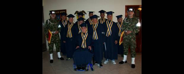 Héroe Camina, un ejemplo a seguir | Paola A. Cardona Tobón | Éste es el grupo de soldados que se graduó. El Instituto Ferrini ya les había hecho una ceremonia oficial, pero la de ayer fue más un homenaje a su lucha.