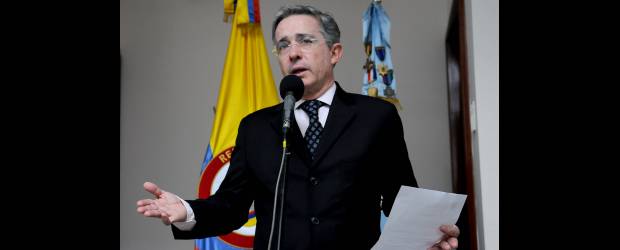 DAS no "chuzó" al presidente Correa | Cortesía Presidencia De La República | El presidente Álvaro Uribe se reunió el miércoles con los ministros Jaime Bermúdez y Gabriel Silva; y el director del DAS, Felipe Muñoz, para discutir el tema de las presuntas interceptaciones al mandatario de Ecuador, Rafael Correa.