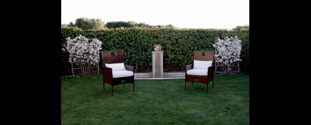 Alta costura en el jardín | Vallivana de la Figuera propone espacios elegantes, en los que se mezclan muebles de exterior con flores y agua en un espacio diáfano.