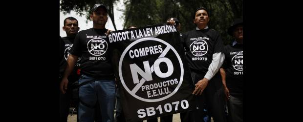 Golpe a ley antiinmigrante | Alexandre Meneghini, Ap - Ciudad De México | En Ciudad de México también se sintió el apoyo a la comunidad inmigrante de Arizona. Decenas de manifestantes llegaron ayer a la Embajada de E.U. en la capital mexicana. "Boicot a la ley de Arizona", decían sus pancartas.
