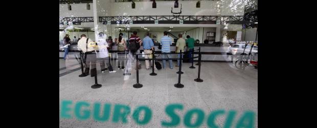 Pensiones del ISS siguen estancadas | Jaime Pérez | Aspecto de la sede de Monterrey del Seguro Social ayer en la tarde. Es allí en donde se tienen que presentar las personas a las que se les ha resuelto un proceso.