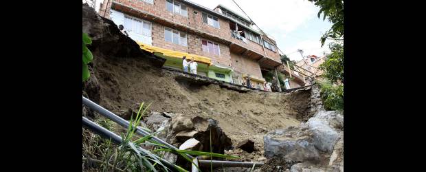 Calle de la 13 se volvió un abismo | Donaldo Zuluaga | Esta fue la calle que se desplomó ayer en el sector de Nuevos Conquistadores en la comuna 13 de Medellín. Los habitantes del sector se encuentran muy preocupados pues temen que sus casas corran la misma suerte.