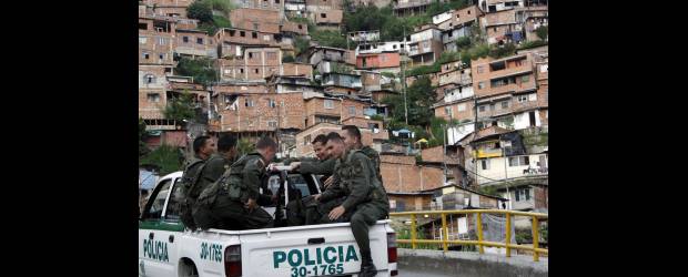 Santos visita hoy la comuna 13 | Jaime Pérez | El senador Juan Carlos Vélez, citante al debate, dijo que es necesario mantener la presencia de la fuerza pública en las zonas en conflicto, pero además se requiere reformar las leyes para endurecer penas como la del porte de armas.