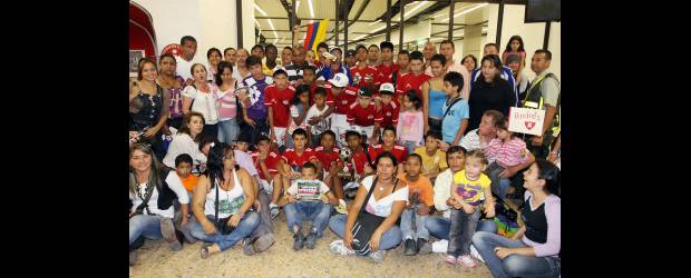 Campeones del Sol de América recibidos como héroes | Róbinson Sáenz | Todos querían compartir la foto con sus hijos. Padres orgullosos que sacaban pecho por el excelente papel cumplido en E.U., de donde trajeron el título. Hoy harán el saque de honor en el clásico.