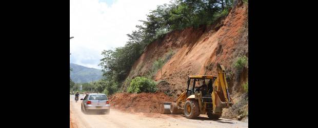 Derrumbe aisló a Sabanalarga | Juan Fernando Cano | En la Conexión Vial de Occidente se presentó este derrumbe, a la altura del sector de Los Tamarindos, que ayer mismo fue despejado y se dio paso.