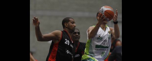 Arrieros no suelta la punta | Edwin Bustamante | Arrieros-Indeportes ajustará hoy su tercer partido seguido de visitante en la Copa Invitacional de Baloncesto. A las 8:00 p.m. jugará con Piratas.