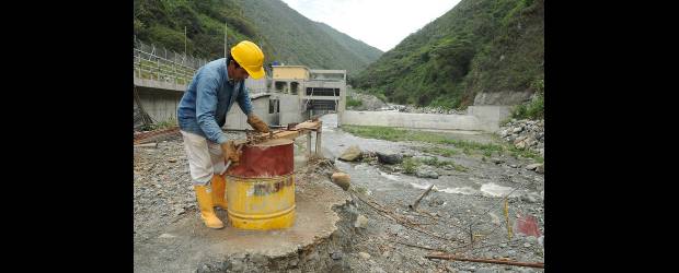 InverArgos controla a Colinversiones | Colprensa, Cali | La Compañía Colombiana de Inversiones se está consolidando en el negocio energético. Prueba de ello es que el año pasado adquirió la Empresa de Energía del Pacífico. En la imagen una foto de la central de Amaine, en el Valle.