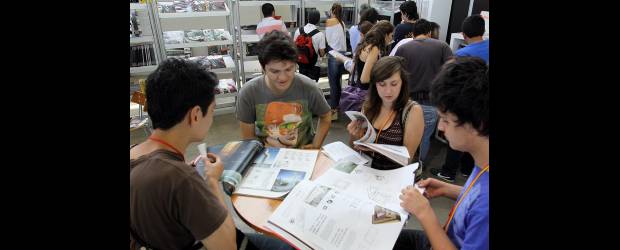Aquí, las obras que les inspiran | Julio César Herrera | En Expoarquitectura, en el Pabellón Blanco, los estudiantes de arquitectura aprovechan para actualizarse en los temas referentes a su carrera.