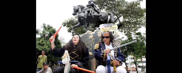 El retorno de la Patria boba | Donaldo Zuluaga | Cabalgando por el parque, el Libertador y Manuela trataban de entender lo que ha pasado en 200 años. Son Carlos Mario y Cristina que conmemorarán el Bicentenario con una comedia que explicará la historia desde su perspectiva.