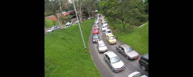 Brujitos motorizados colapsaron las vías | Rodrigo Martínez | Así estaba ayer, a las 5:00 p.m. de la tarde, la conexión vial de La Aguacatala con la Avenida El Poblado.