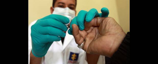 Desaparecidos, una búsqueda que no cesa | Manuel Saldarriaga | Las tomas de ADN a familiares de los desaparecidos serán cotejadas con las muestras de los 300 cadáveres exhumados en Antioquia sin identificación.